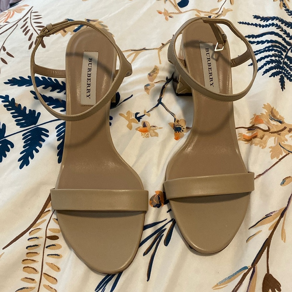 Brand New Burberry heels! Beige leather shoe, chunky heel with gold detail.